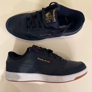 Reebok Classic Navy Low Top Sneakers Women’s 9 Gum Sole